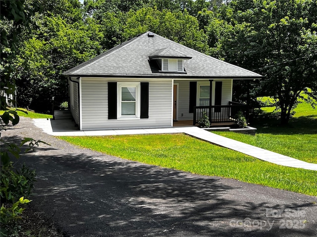 305 E Henry St, Belmont, NC 28012 - bungalow-style home featuring a porch, a shingled roof, and a front yard