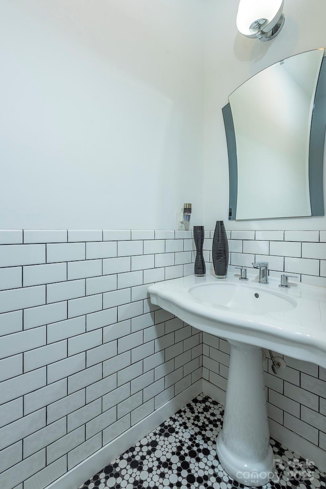 84 W St, Weaverville, NC 28787 - bathroom featuring tile walls