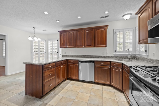9121 Four Acre Ct, Charlotte, NC 28210 - kitchen featuring appliances with stainless steel finishes, a textured ceiling, a chandelier, a peninsula, and healthy amount of natural light