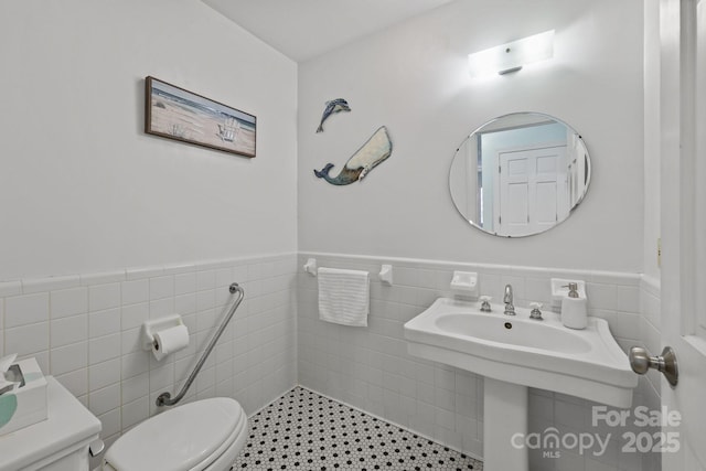 114 Windchime Ln, Mooresville, NC 28115 - bathroom featuring tile walls and wainscoting