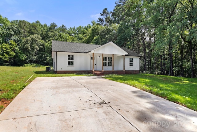 1234 Goodnight Ln, Kannapolis, NC 28081 - modern farmhouse style home featuring a front yard and roof with shingles