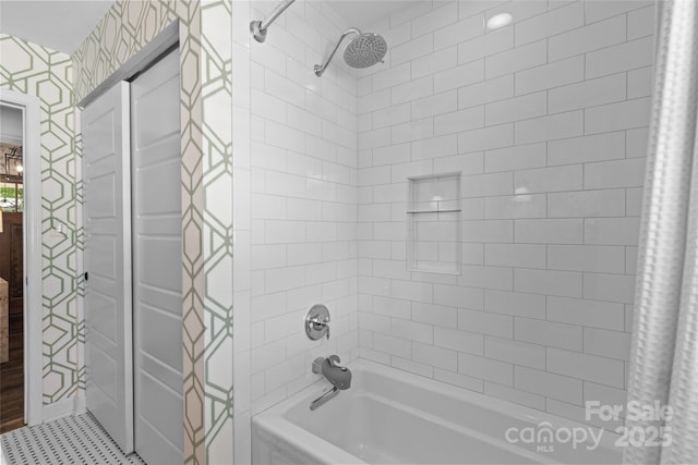 5501 Murrayhill Rd, Charlotte, NC 28210 - full bath featuring shower / bath combo and wallpapered walls
