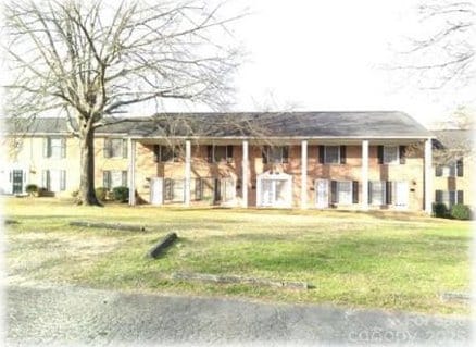 153 W End St, Chester, SC 29706 - view of front of property with a front yard