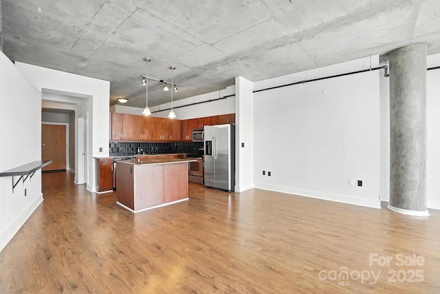 505 E 6th St Unit 908, Charlotte, NC 28202 - kitchen featuring stainless steel appliances, wood finished floors, a kitchen island, and tasteful backsplash