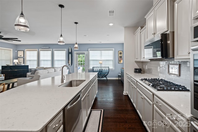 17733 Burnt Hickory Dr, Charlotte, NC 28278 - kitchen featuring stainless steel appliances, a center island with sink, recessed lighting, a ceiling fan, and dark wood-type flooring