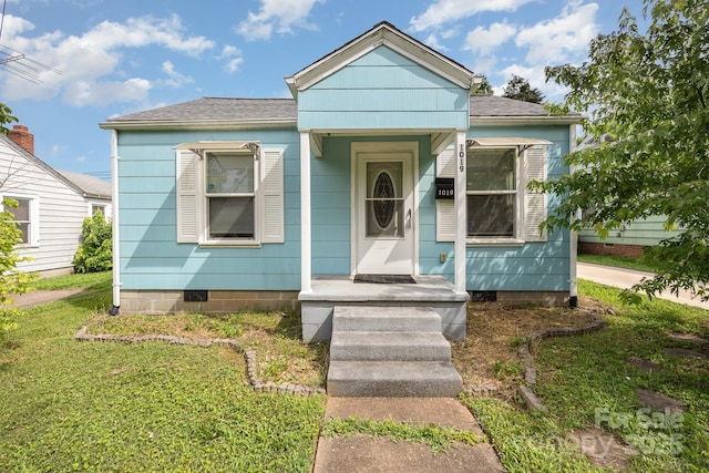 1019 Richard St, Salisbury, NC 28144 - view of front facade featuring crawl space, roof with shingles, and a front yard