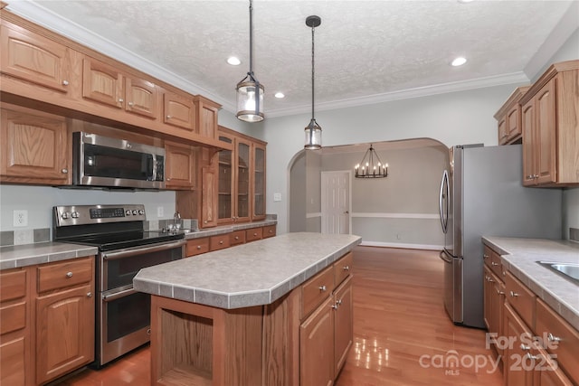 5890 Alley Rd, Catawba, NC 28609 - kitchen with stainless steel appliances, arched walkways, a textured ceiling, a center island, and light wood finished floors