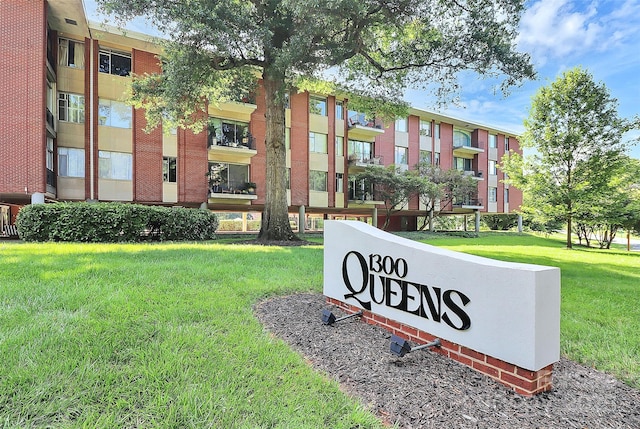1300 Queens Rd Unit 405, Charlotte, NC 28207 - view of property's community with a lawn