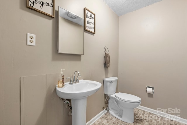 1040 Stagecoach Trl, Lenoir, NC 28645 - bathroom with baseboards and a textured ceiling