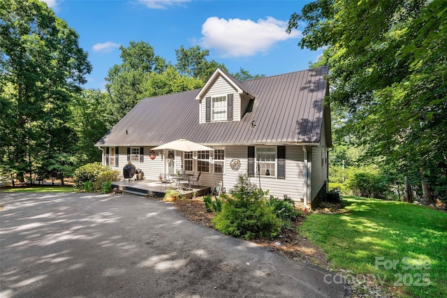 1181 Forest Lake Heights Dr, Nebo, NC 28761 - cape cod home featuring a front lawn, a deck, and a metal roof