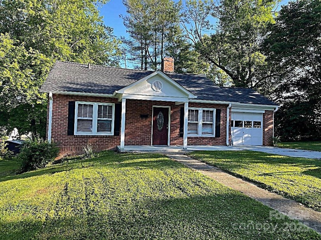 102 Garden Pl, Morganton, NC 28655 - ranch-style house with a garage, brick siding, and a front yard