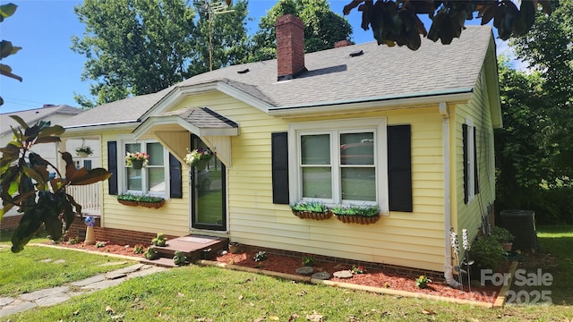 576 Washington Ave NW, Valdese, NC 28690 - bungalow-style home featuring a chimney, roof with shingles, and a front lawn