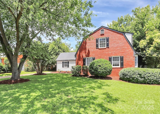 3909 Woodbriar Trl, Charlotte, NC 28205 - view of front of home featuring a front yard, brick siding, and a gambrel roof