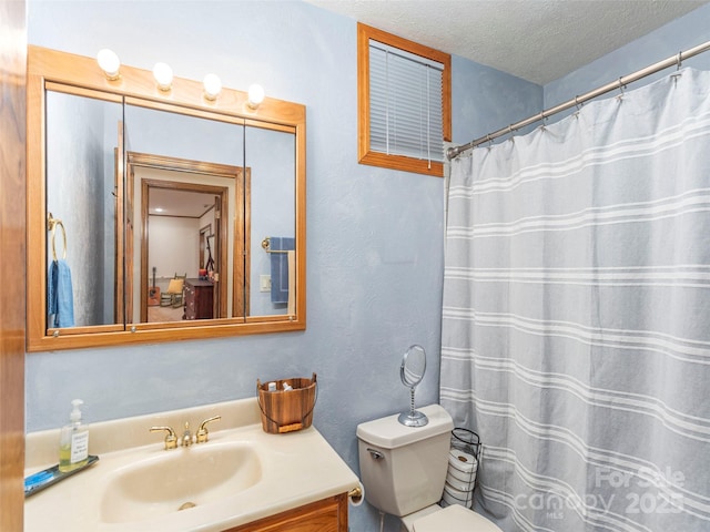 1411 Kitchens Branch Rd, Sylva, NC 28779 - full bath featuring vanity, a textured wall, a textured ceiling, and a shower with curtain