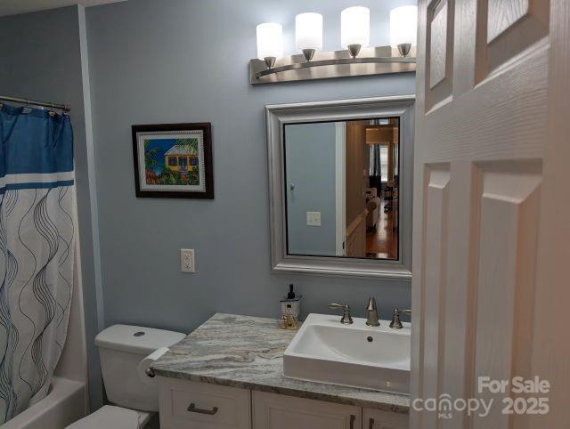1764 Pipers Ridge Cir NW, Conover, NC 28613 - full bathroom featuring vanity and shower / tub combo with curtain
