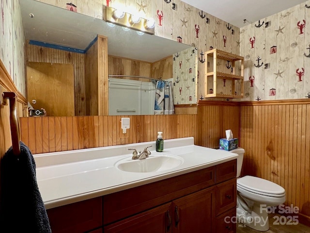 795 Monte Vista Rd, Candler, NC 28715 - full bath featuring wallpapered walls, a wainscoted wall, vanity, and a shower with shower curtain