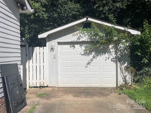6708 Nutcracker Pl, Charlotte, NC 28212 - garage featuring driveway