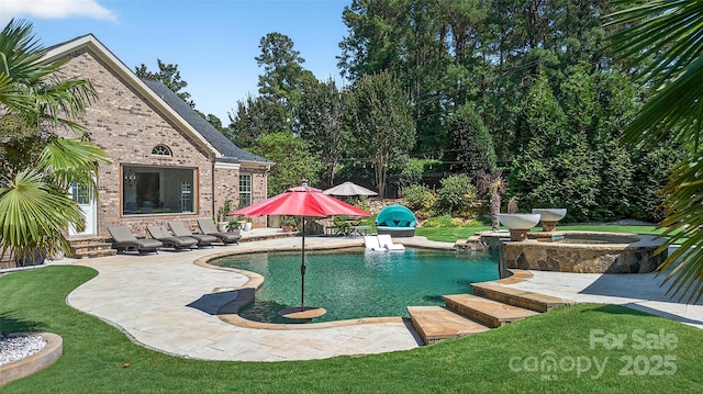 3981 Spinnaker Pl, Denver, NC 28037 - view of swimming pool featuring entry steps, a patio, a pool with connected hot tub, and a lawn