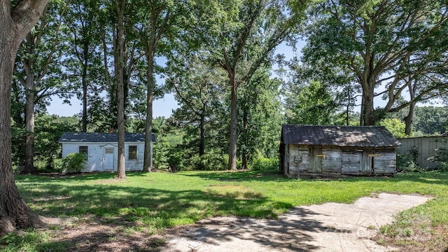 5560 Springs Rd, Conover, NC 28613 - view of grassy yard with an outdoor structure