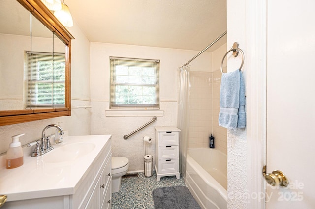 559 15th Ave SE, Hickory, NC 28602 - full bath with vanity, plenty of natural light, and shower / bath combo with shower curtain