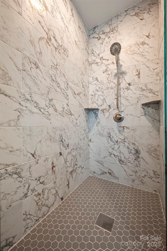 626 Felmet Rd, Flat Rock, NC 28731 - full bathroom featuring a tile shower