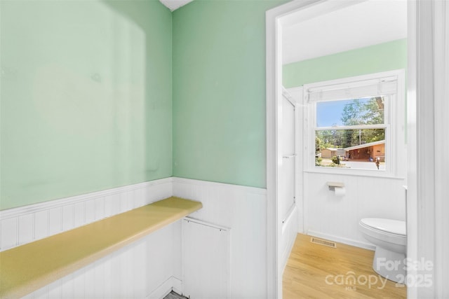 814 W Gold St, Kings Mountain, NC 28086 - full bath featuring wainscoting and wood finished floors