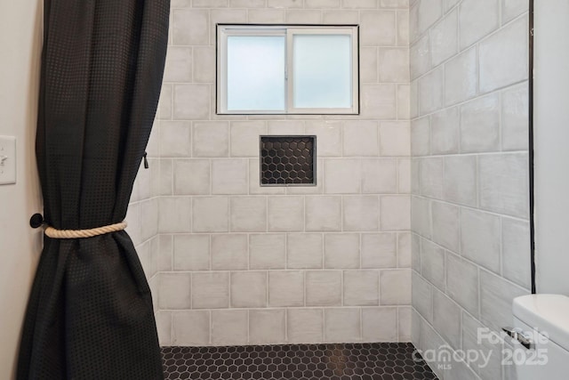 5420 Gwynne Ave, Charlotte, NC 28205 - bathroom with tiled shower