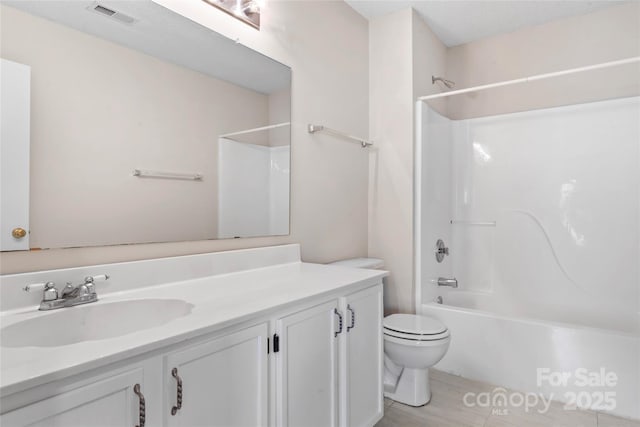 8724 Tweedsmuir Glen Ln, Charlotte, NC 28215 - full bath with vanity and washtub / shower combination