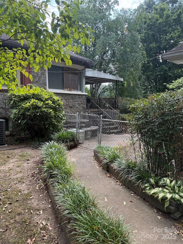 3985 1st Ave SW, Hickory, NC 28602 - view of yard with a gate