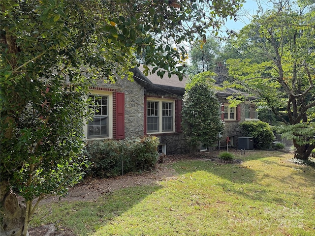 3985 1st Ave SW, Hickory, NC 28602 - view of side of home with a lawn and stone siding