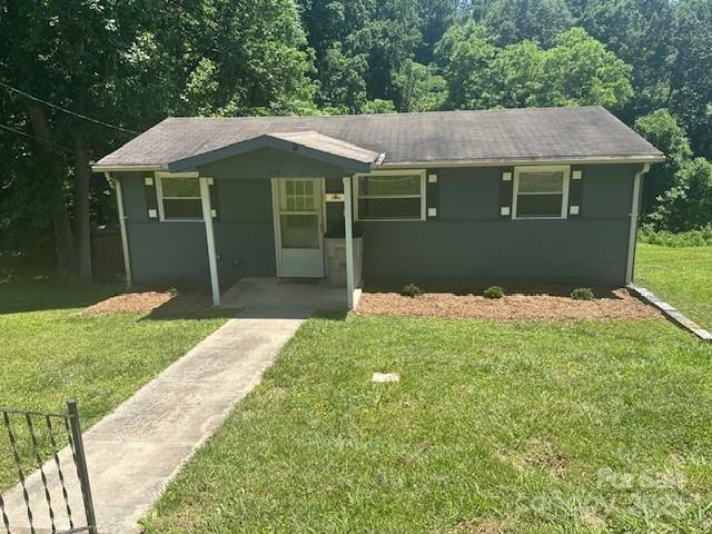1011 Warren Pl NW, Lenoir, NC 28645 - view of front of house with a front lawn and driveway