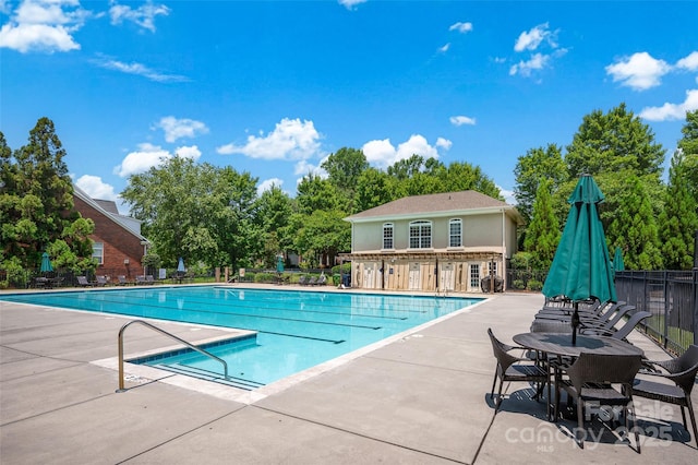 10104 Treetop Ln, Cornelius, NC 28031 - community pool with a patio
