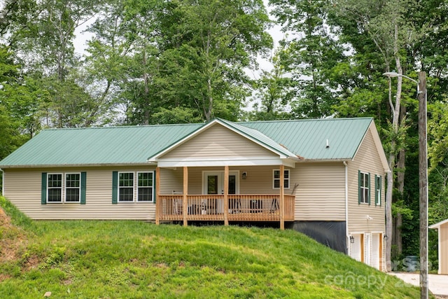 1036 Williamsburg Dr, Lenoir, NC 28645 - single story home with a metal roof, an attached garage, a front yard, and driveway