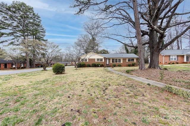 4601 Mendham Dr, Charlotte, NC 28215 - ranch-style home with brick siding and a front yard