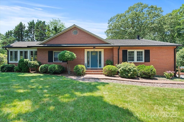 747 9th St NW, Hickory, NC 28601 - single story home featuring brick siding and a front lawn