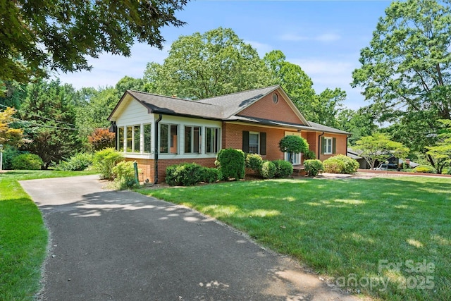 747 9th St NW, Hickory, NC 28601 - single story home featuring brick siding and a front lawn