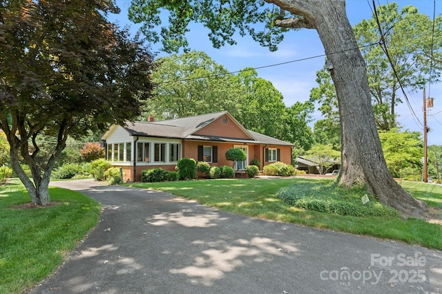 747 9th St NW, Hickory, NC 28601 - single story home with brick siding and a front lawn