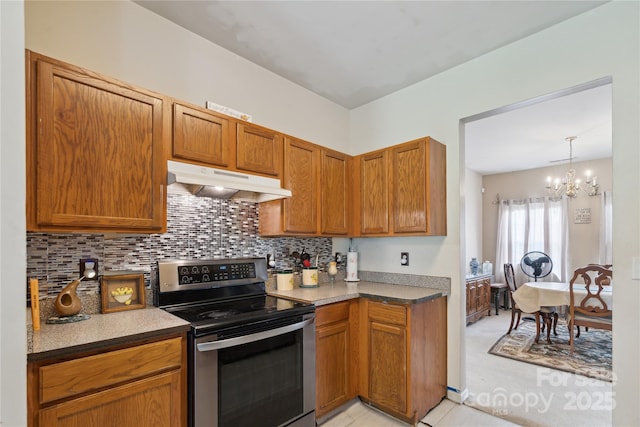 11440 Lamoille Ln, Charlotte, NC 28278 - kitchen featuring under cabinet range hood, stainless steel electric range oven, a chandelier, and tasteful backsplash