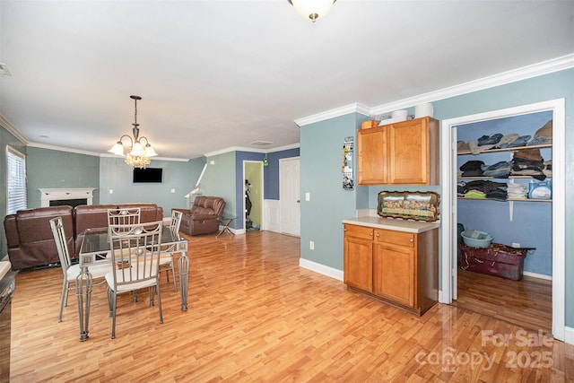 4732 Meadowfield Rd Unit L35, Charlotte, NC 28215 - dining area with light wood finished floors, crown molding, and a chandelier