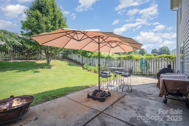 4732 Meadowfield Rd Unit L35, Charlotte, NC 28215 - fenced backyard featuring a patio, an outdoor fire pit, and outdoor dining area
