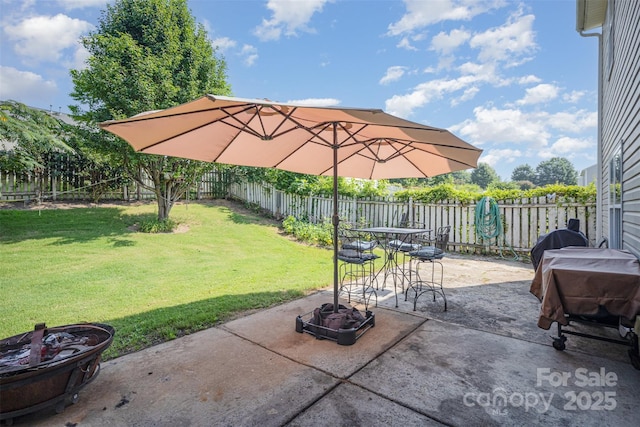 4732 Meadowfield Rd Unit L35, Charlotte, NC 28215 - fenced backyard with a patio and outdoor dining area