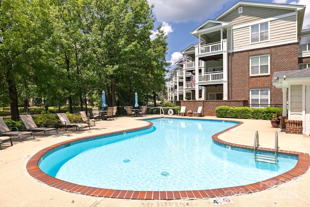 795 Peninsula Dr, Davidson, NC 28036 - community pool with a patio area
