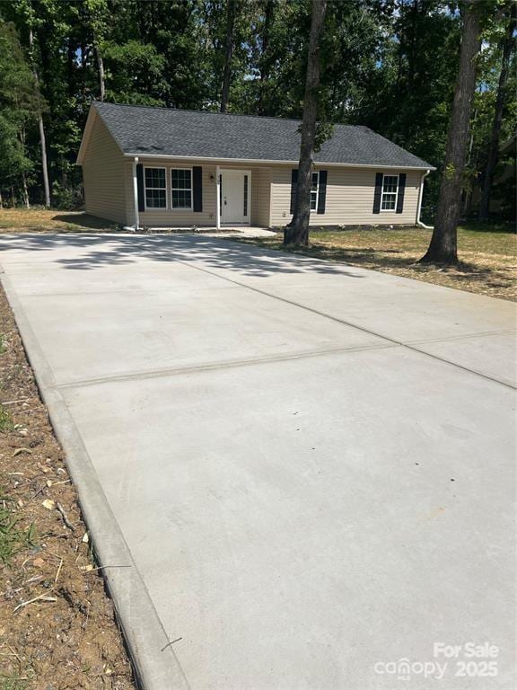 507 Putter Pl, Chester, SC 29706 - ranch-style home featuring concrete driveway and view of wooded area
