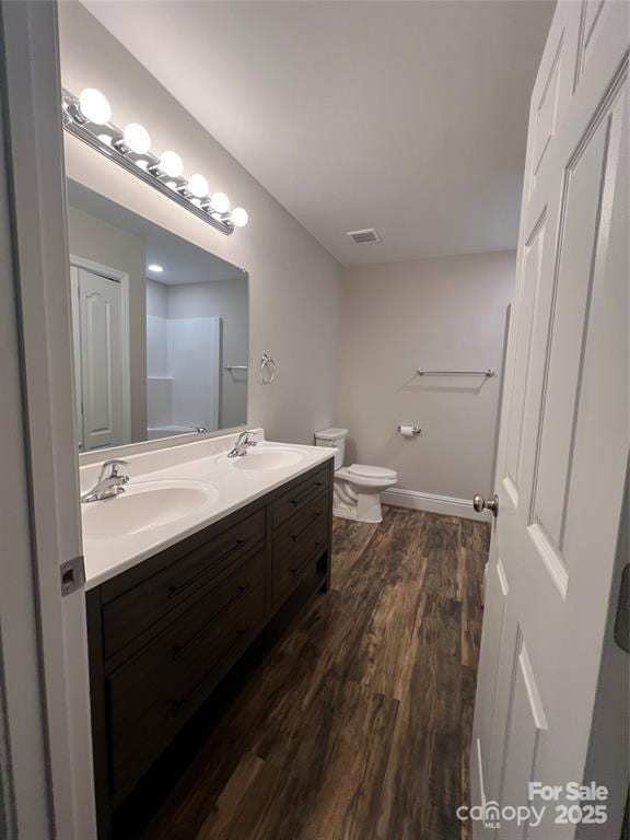 507 Putter Pl, Chester, SC 29706 - bathroom featuring double vanity, wood finished floors, and a bath