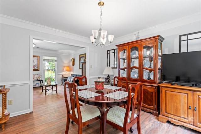 1109 Sunnyview Cir, Matthews, NC 28105 - dining space featuring crown molding, a chandelier, and light wood-type flooring