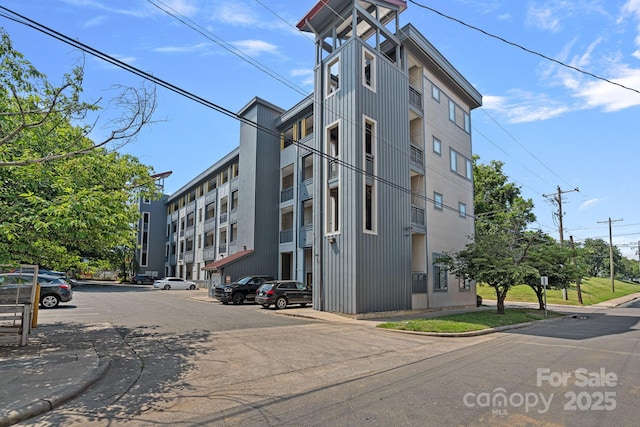 514 W 10th St Unit 302, Charlotte, NC 28202 - view of property featuring uncovered parking