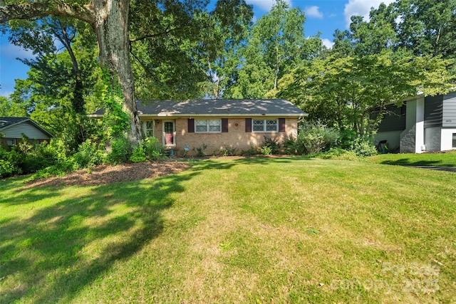 6632 Candlewood Dr, Charlotte, NC 28210 - ranch-style house with a front yard and brick siding