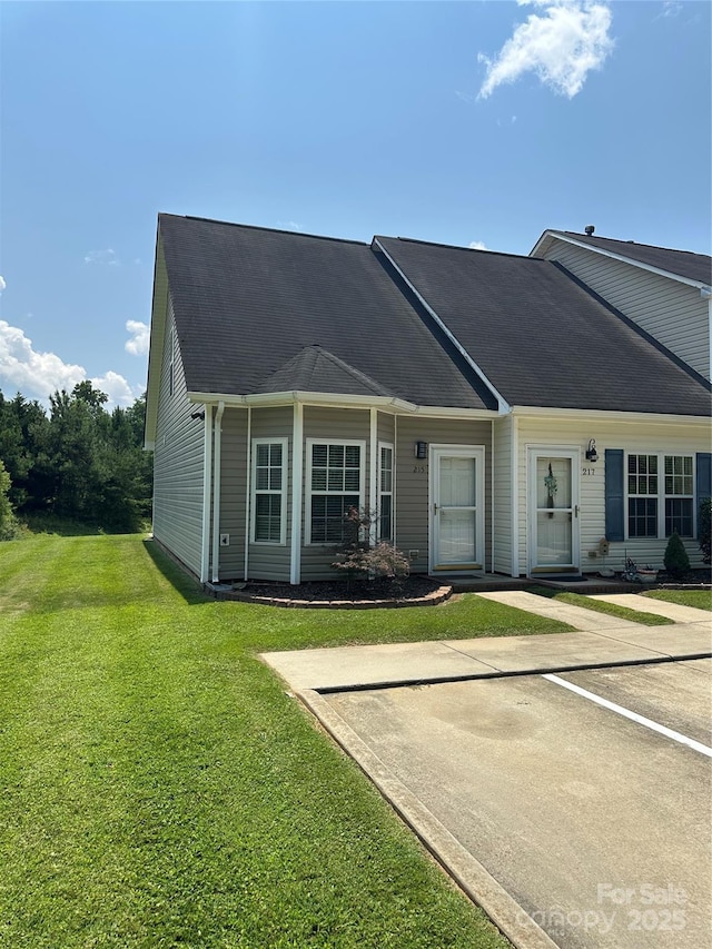 215 Linkside Ct SE, Lenoir, NC 28645 - view of property with a front yard and uncovered parking