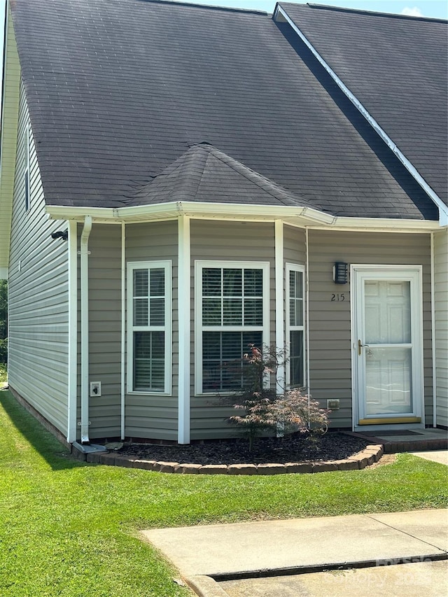 215 Linkside Ct SE, Lenoir, NC 28645 - view of side of home with a shingled roof and a lawn
