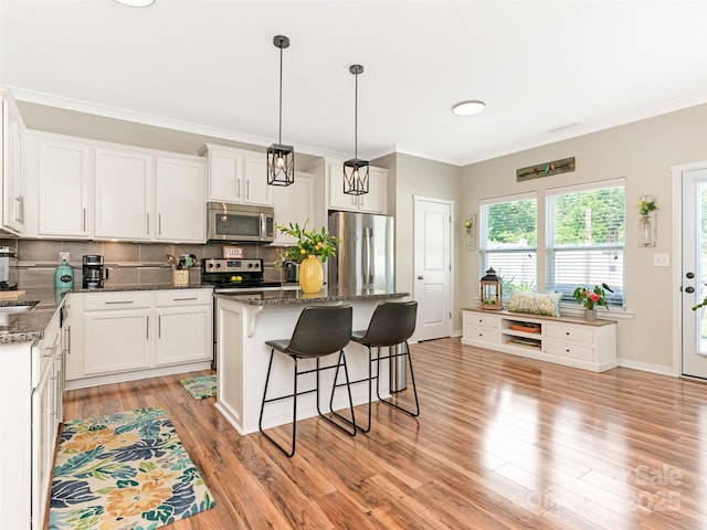 342 Battery Cir, Clover, SC 29710 - kitchen featuring stainless steel appliances, a kitchen bar, backsplash, light wood-type flooring, and ornamental molding